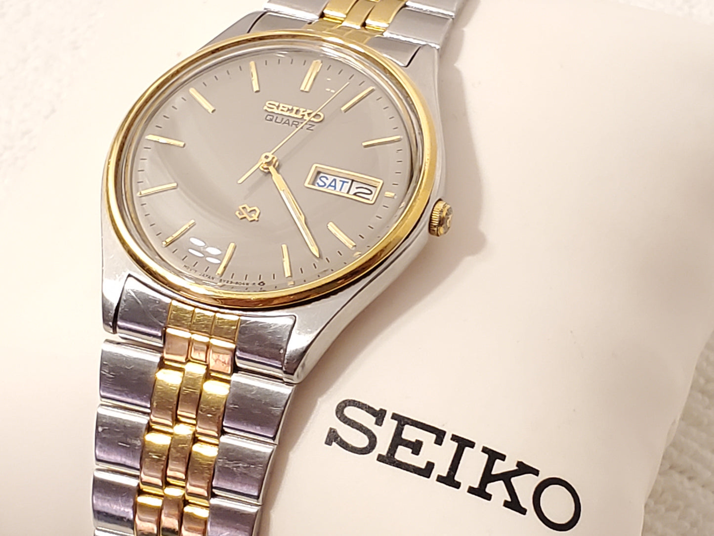 Vintage Seiko SQ Mens Gray Dial Gold Tone Day Date Watch 1 Jewel Stainless Steel
