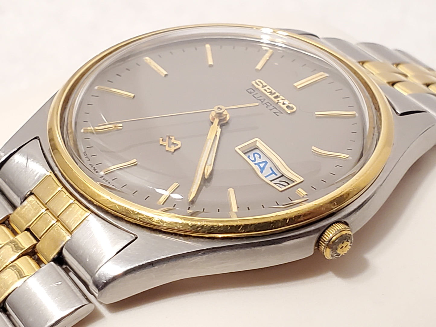 Vintage Seiko SQ Mens Gray Dial Gold Tone Day Date Watch 1 Jewel Stainless Steel