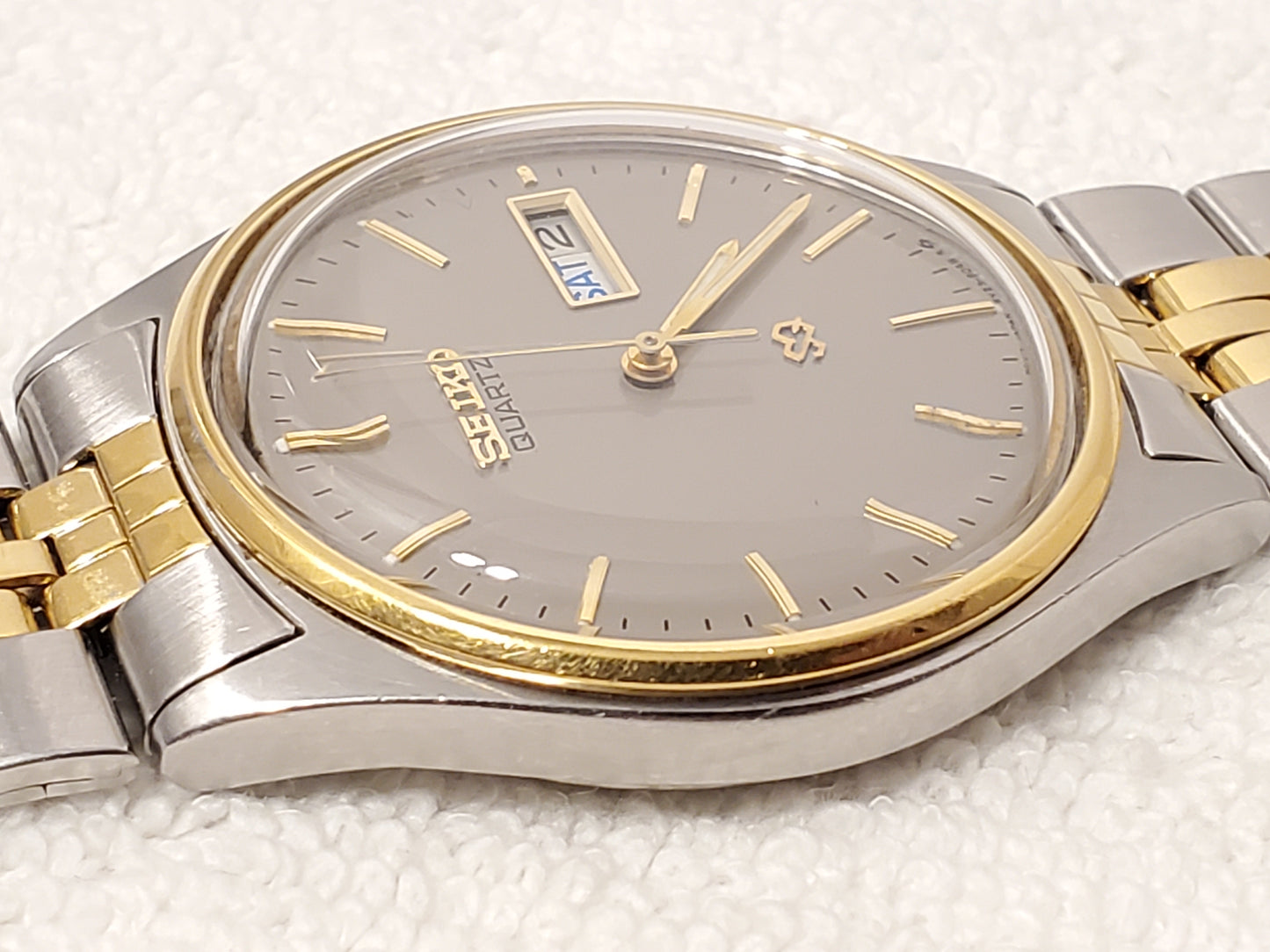 Vintage Seiko SQ Mens Gray Dial Gold Tone Day Date Watch 1 Jewel Stainless Steel