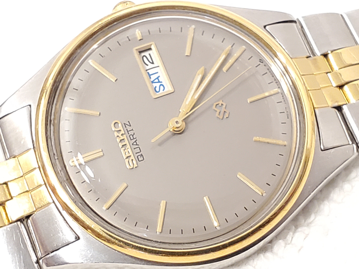 Vintage Seiko SQ Mens Gray Dial Gold Tone Day Date Watch 1 Jewel Stainless Steel