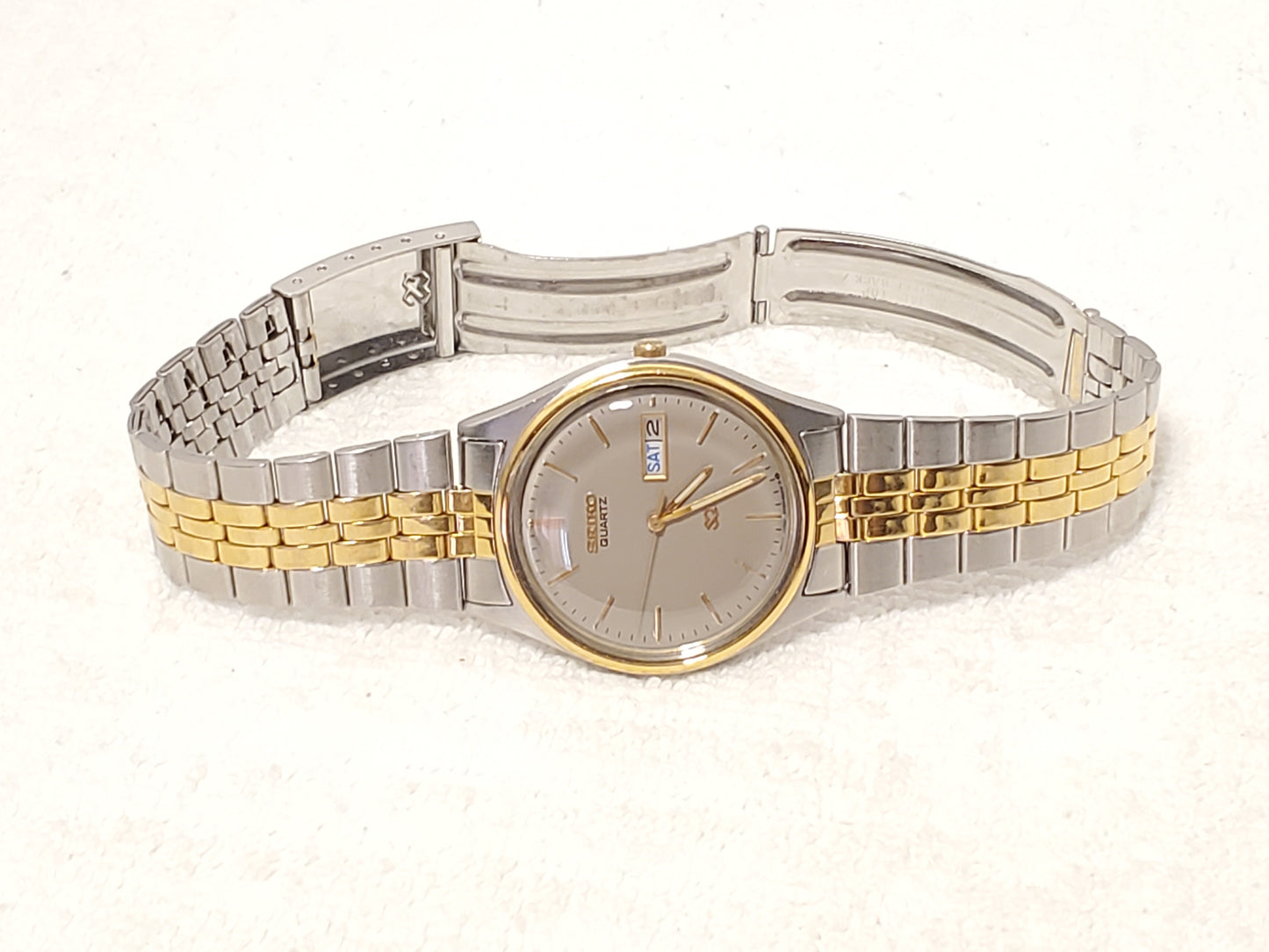 Vintage Seiko SQ Mens Gray Dial Gold Tone Day Date Watch 1 Jewel Stainless Steel