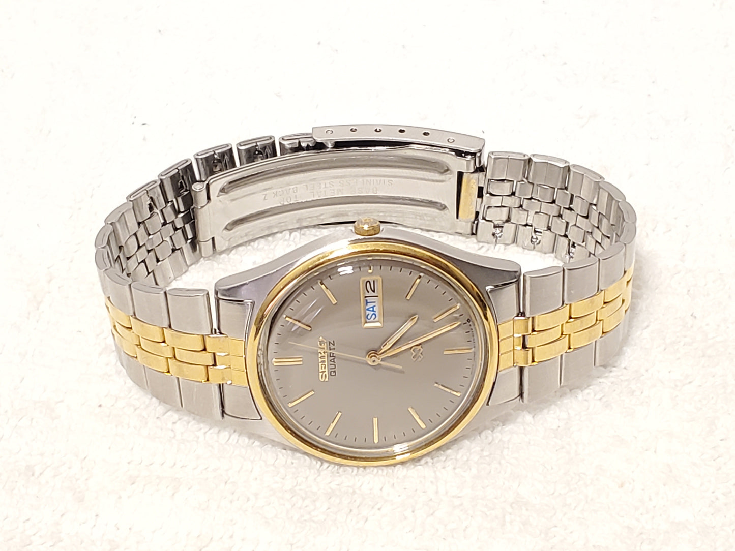 Vintage Seiko SQ Mens Gray Dial Gold Tone Day Date Watch 1 Jewel Stainless Steel