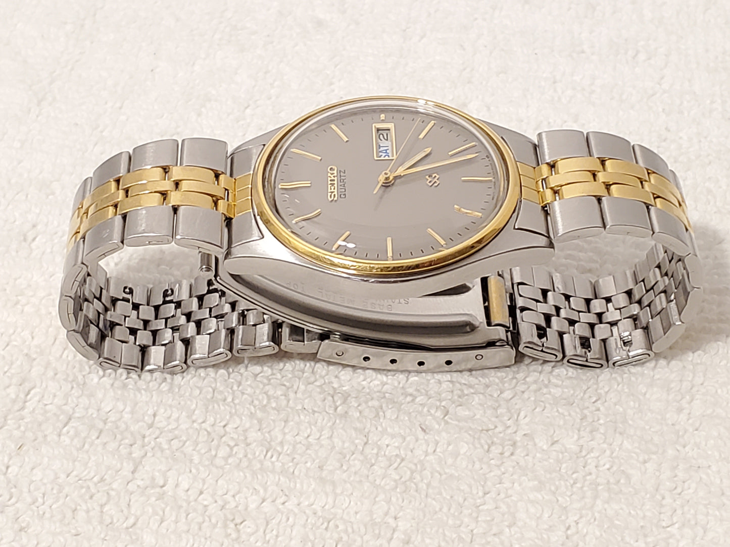 Vintage Seiko SQ Mens Gray Dial Gold Tone Day Date Watch 1 Jewel Stainless Steel