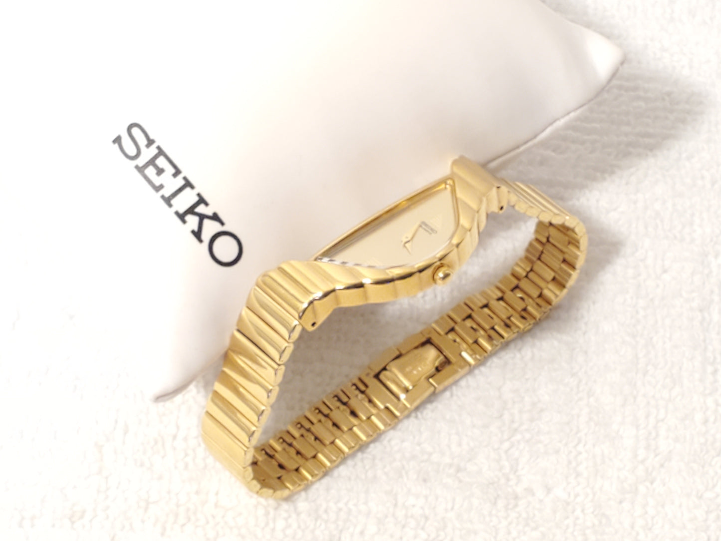 Vintage Seiko Half Moon Womens Quartz Watch Stainless Steel Base Metal Gold Tone
