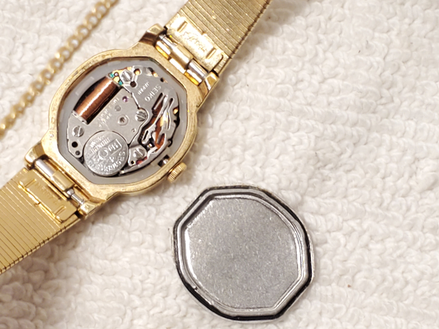 Vintage Seiko Women’s Gold Tone Quartz Watch Two Jewels Black Dial Base Metal