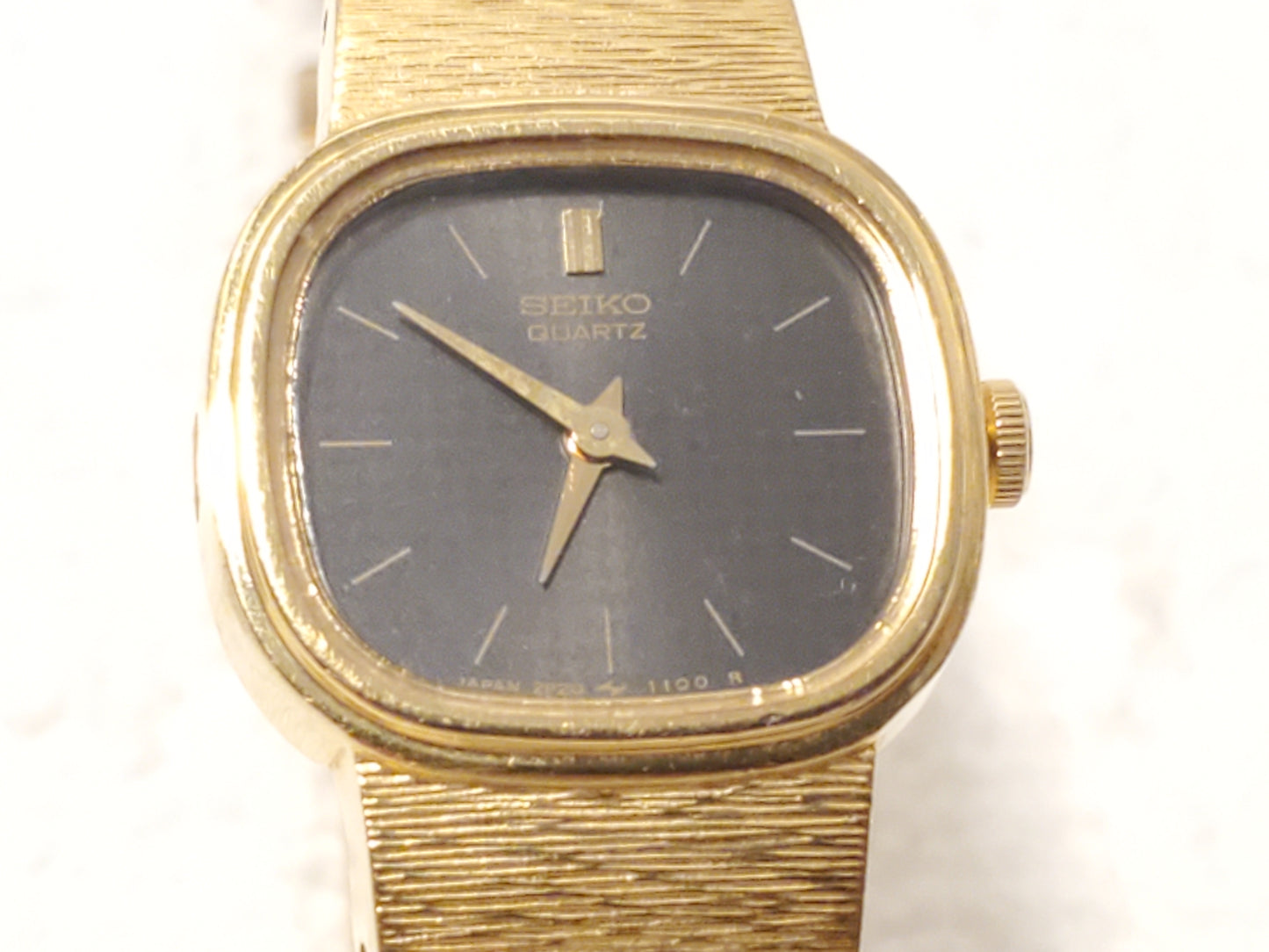 Vintage Seiko Women’s Gold Tone Quartz Watch Two Jewels Black Dial Base Metal