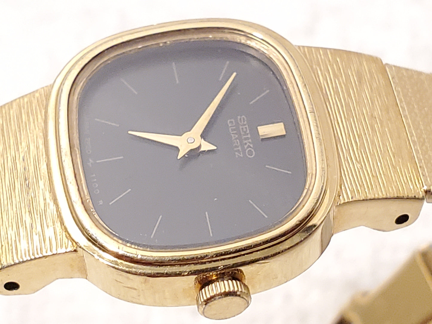 Vintage Seiko Women’s Gold Tone Quartz Watch Two Jewels Black Dial Base Metal