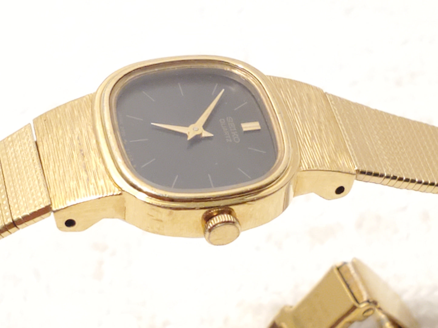 Vintage Seiko Women’s Gold Tone Quartz Watch Two Jewels Black Dial Base Metal