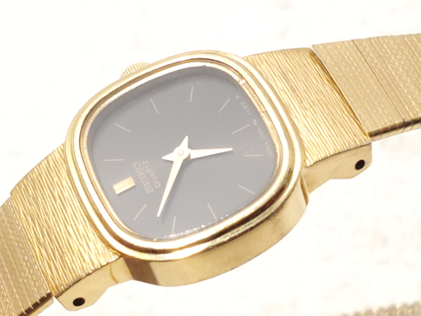 Vintage Seiko Women’s Gold Tone Quartz Watch Two Jewels Black Dial Base Metal