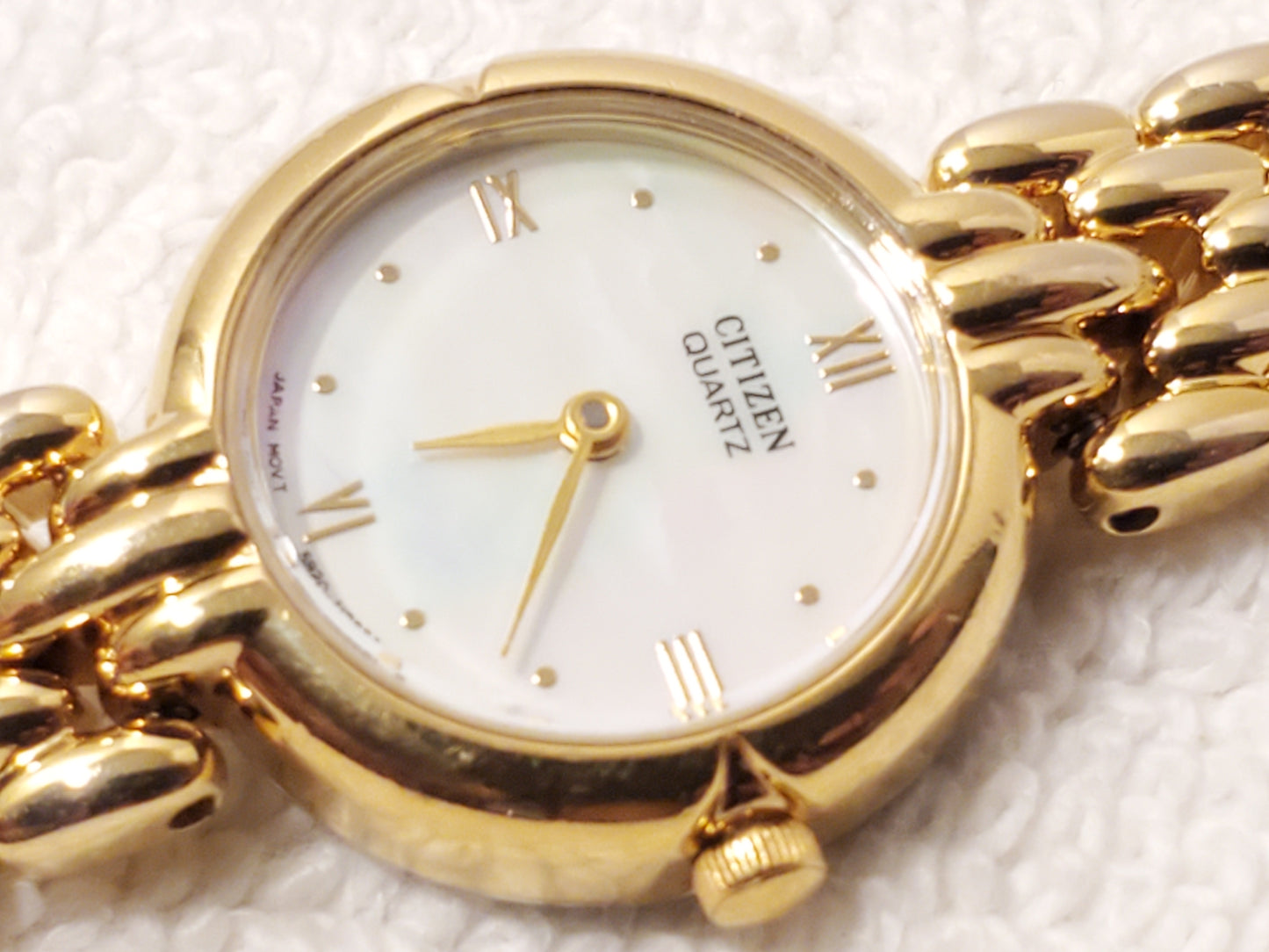 Vintage Citizen Women's Gold Tone Mother Pearl Dial Quartz Watch Stainless Steel