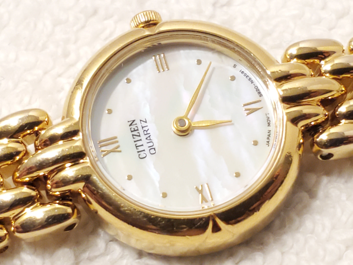 Vintage Citizen Women's Gold Tone Mother Pearl Dial Quartz Watch Stainless Steel