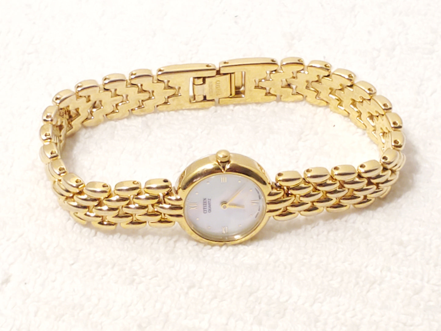 Vintage Citizen Women's Gold Tone Mother Pearl Dial Quartz Watch Stainless Steel