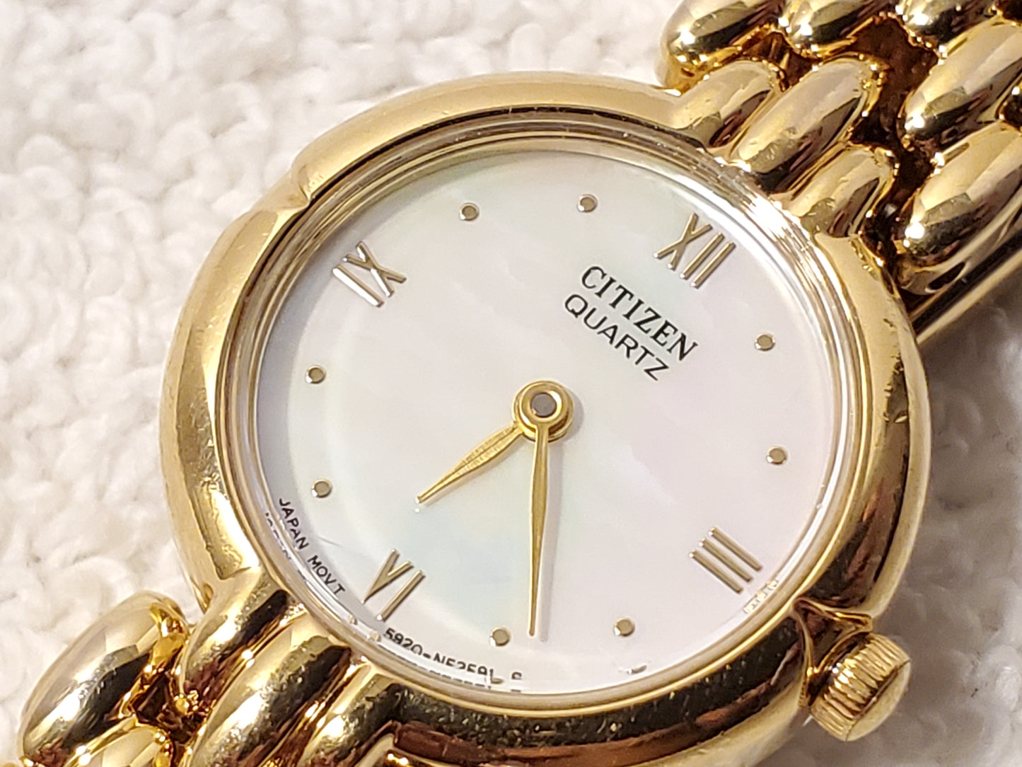 Vintage Citizen Women's Gold Tone Mother Pearl Dial Quartz Watch Stainless Steel
