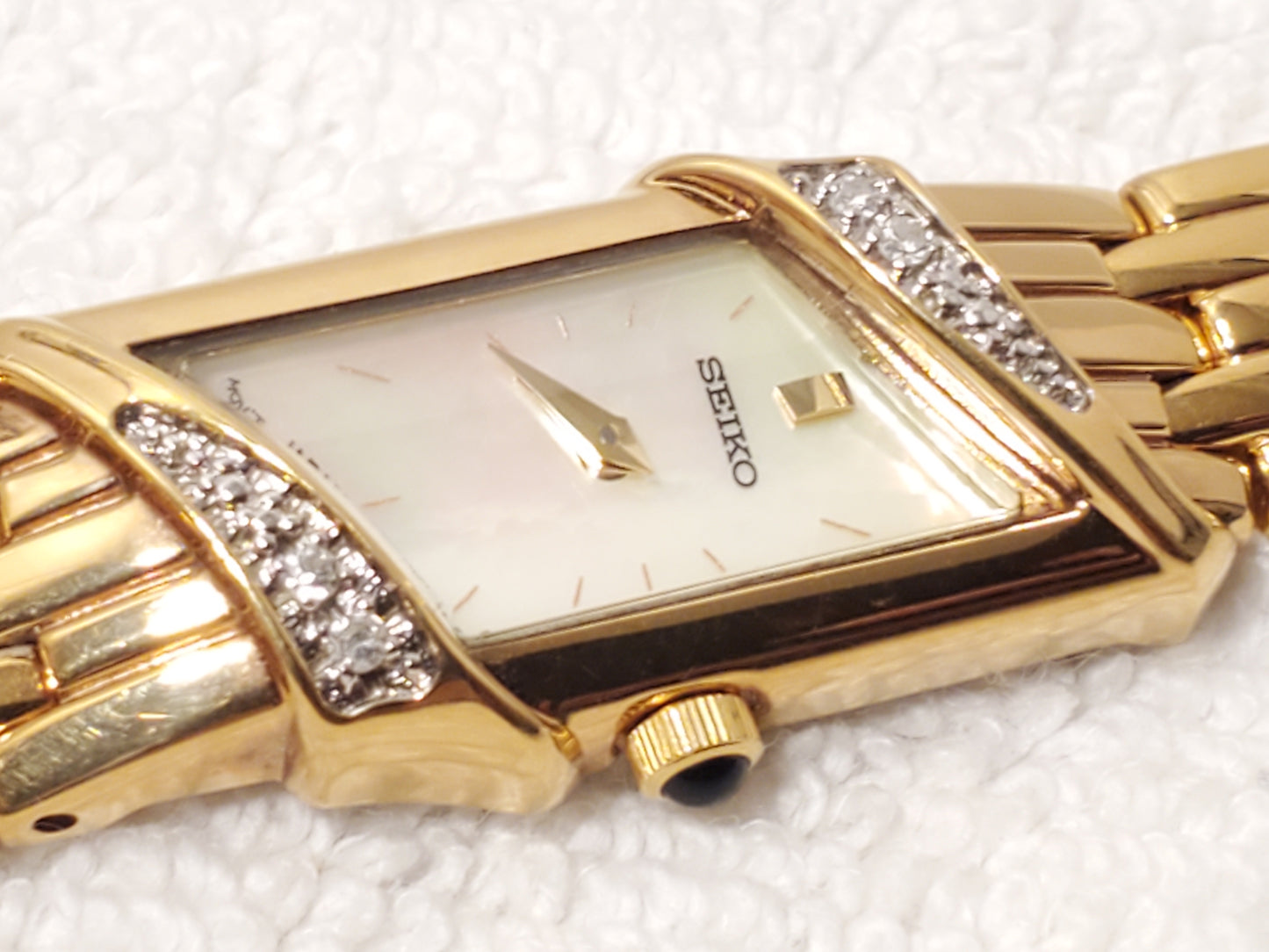 Vintage Seiko Gold Tone Diamonds Bezel Womens Watch Mother Pearl Dial One Jewel