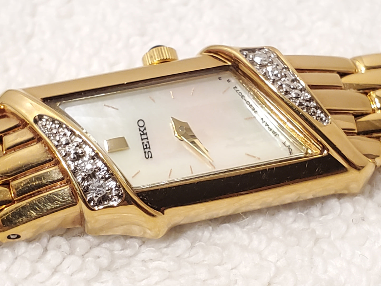 Vintage Seiko Gold Tone Diamonds Bezel Womens Watch Mother Pearl Dial One Jewel