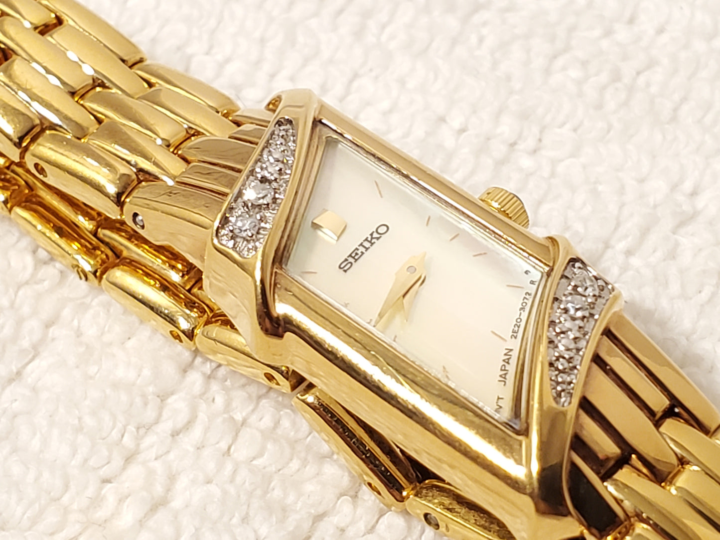 Vintage Seiko Gold Tone Diamonds Bezel Womens Watch Mother Pearl Dial One Jewel