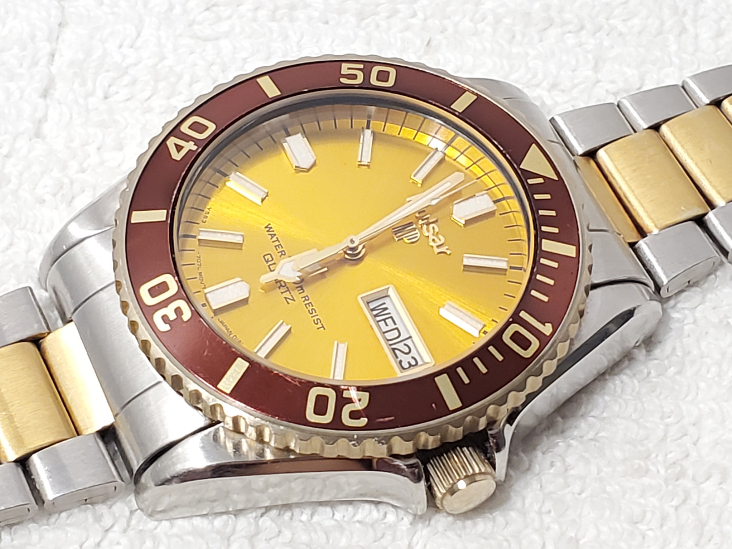 Vintage Pulsar by Seiko Men's Day Date Watch Yellow Dial Two Jewels Gold Tone SS