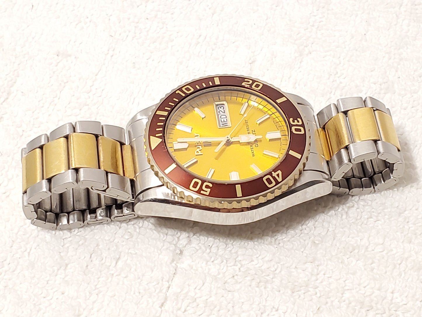 Vintage Pulsar by Seiko Men's Day Date Watch Yellow Dial Two Jewels Gold Tone SS