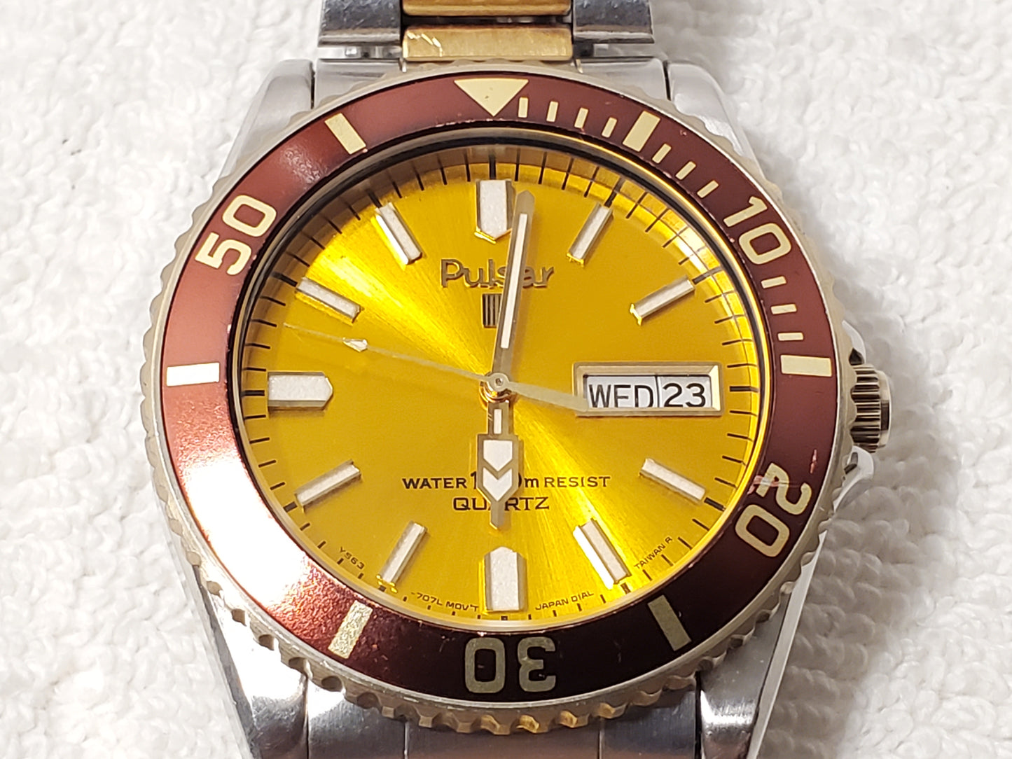 Vintage Pulsar by Seiko Men's Day Date Watch Yellow Dial Two Jewels Gold Tone SS