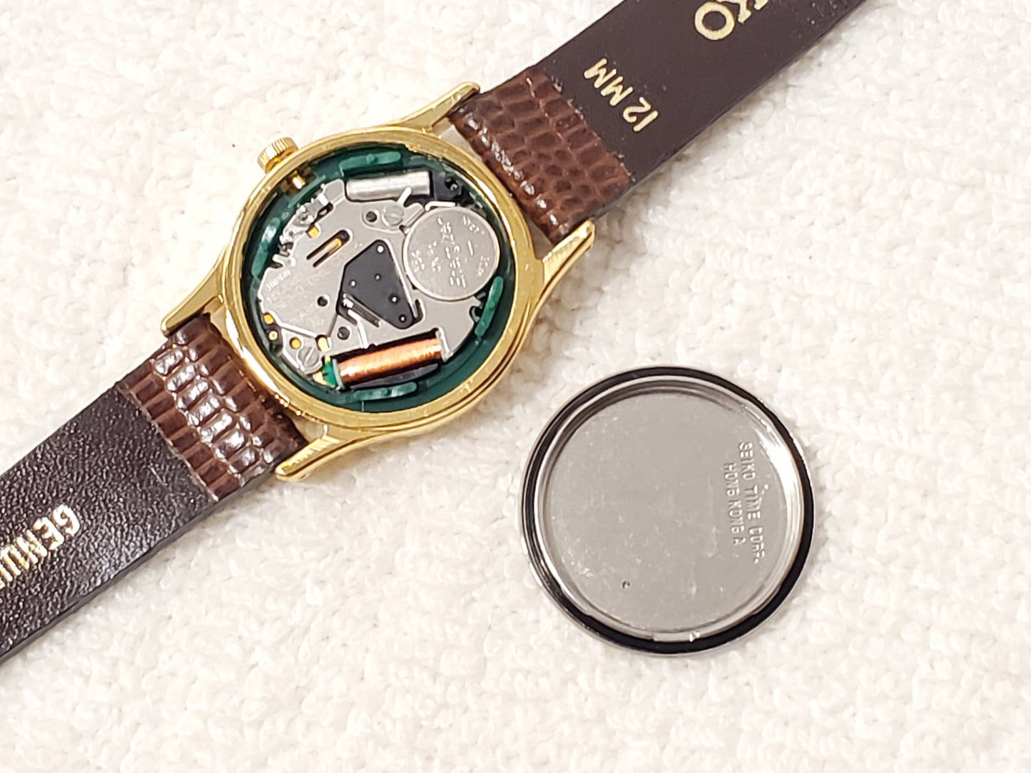 Vintage Seiko Women's Petite Day Date Gold Tone Quartz Watch Stainless Steel