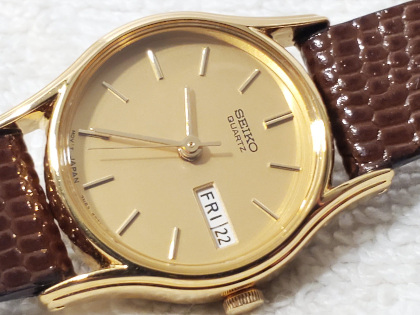 Vintage Seiko Women's Petite Day Date Gold Tone Quartz Watch Stainless Steel