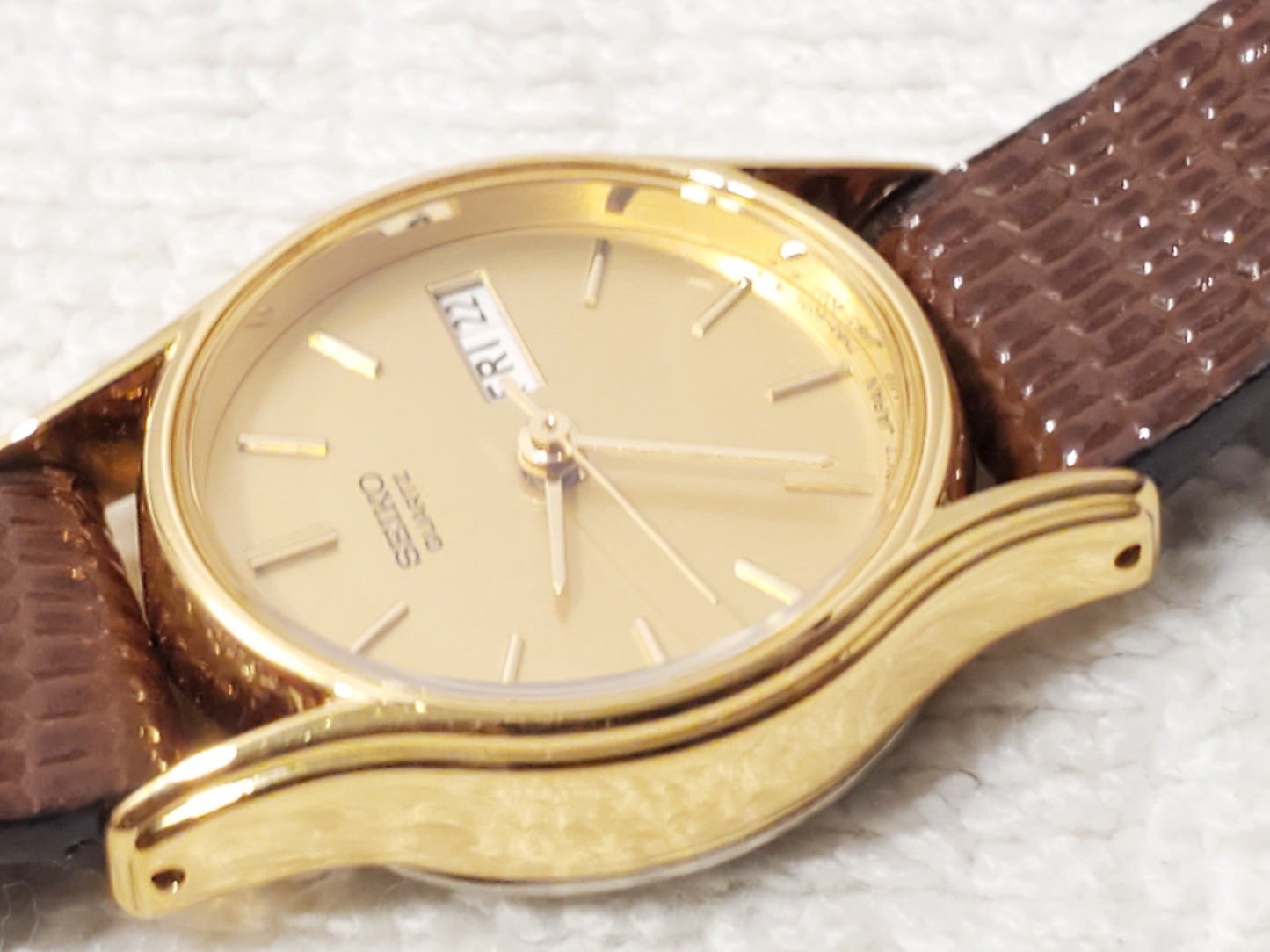 Vintage Seiko Women's Petite Day Date Gold Tone Quartz Watch Stainless Steel