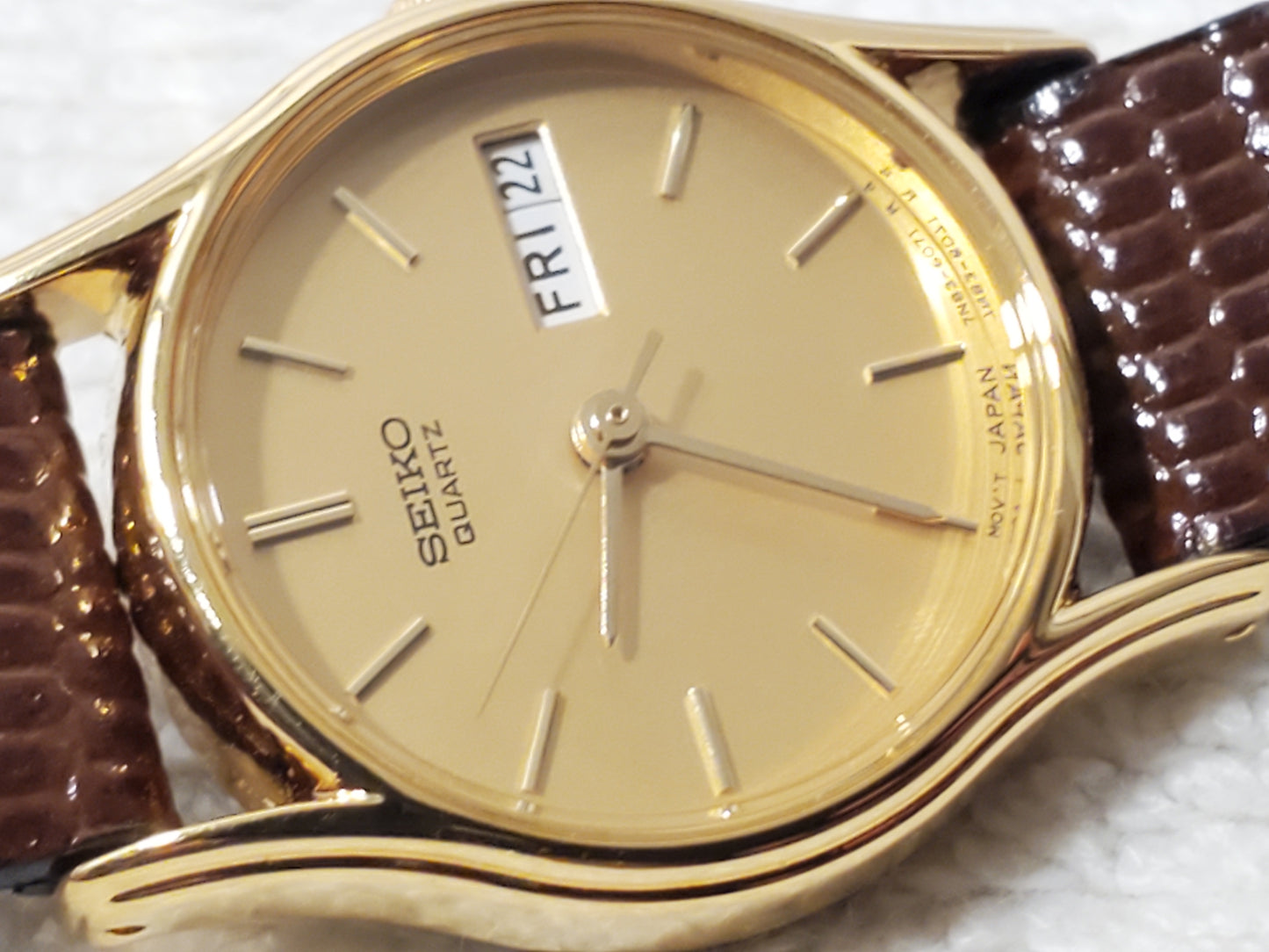 Vintage Seiko Women's Petite Day Date Gold Tone Quartz Watch Stainless Steel