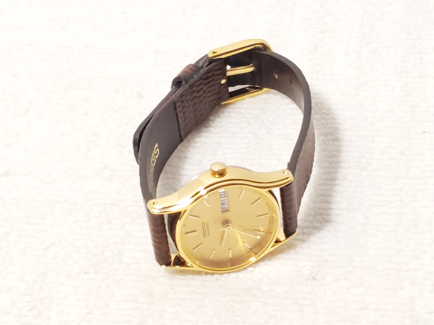 Vintage Seiko Women's Petite Day Date Gold Tone Quartz Watch Stainless Steel