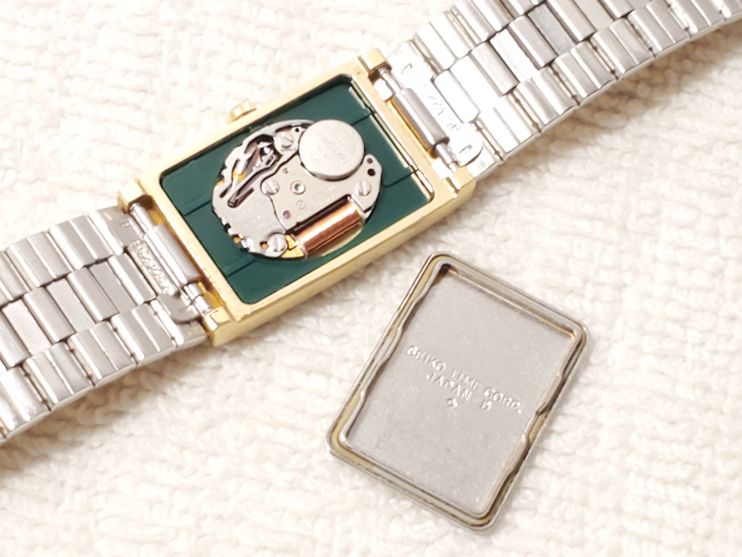 Vintage Seiko Half Moon Gold Tone Womens Quartz Watch Two Jewels Stainless Steel
