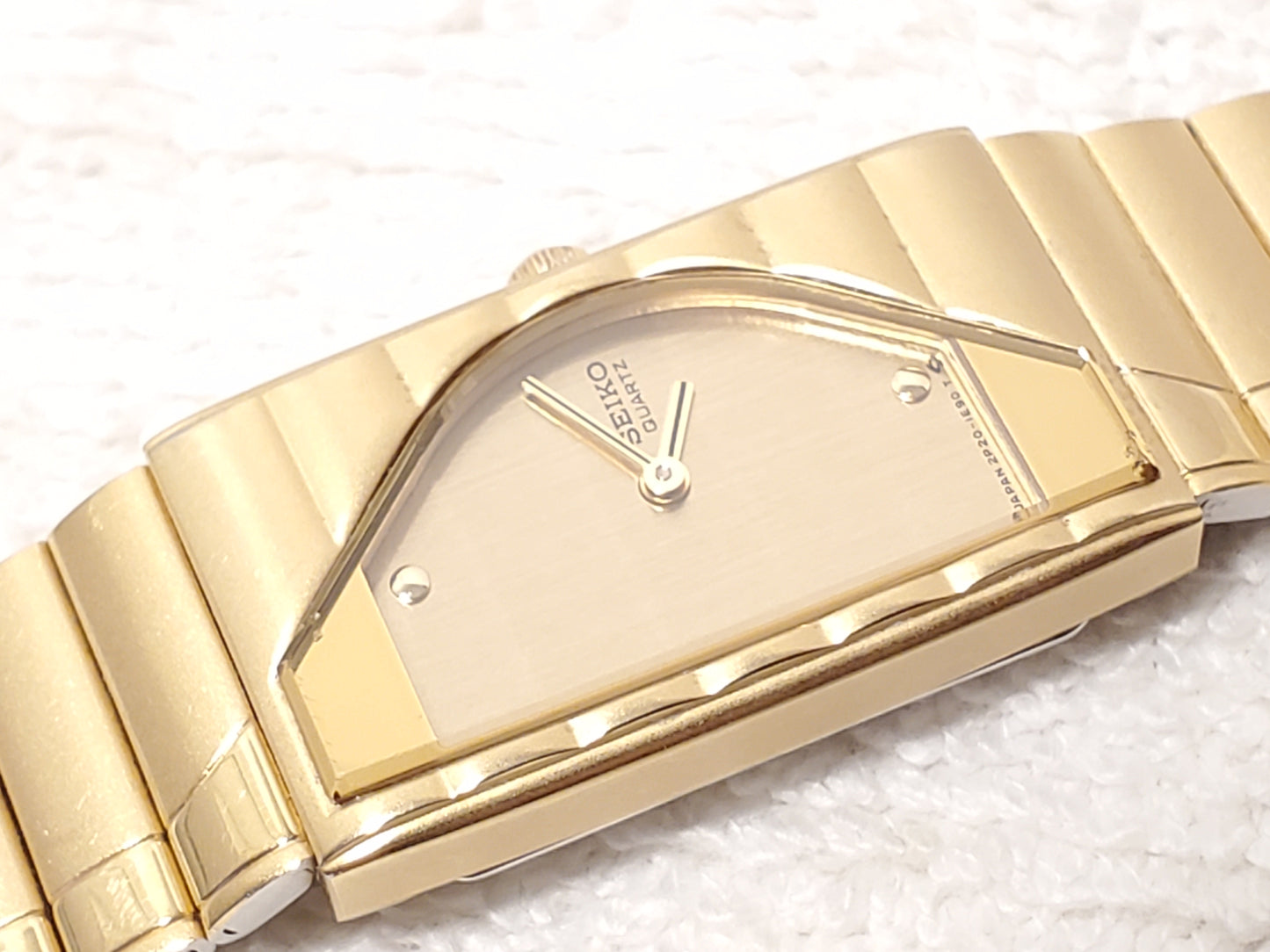 Vintage Seiko Half Moon Gold Tone Womens Quartz Watch Two Jewels Stainless Steel