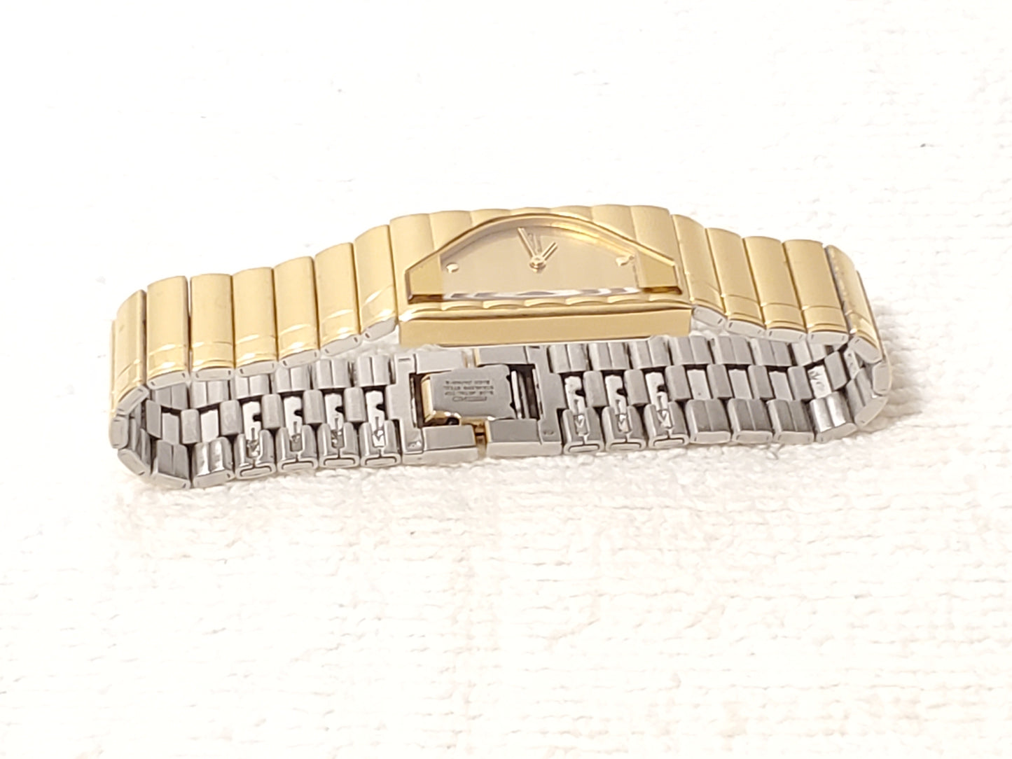 Vintage Seiko Half Moon Gold Tone Womens Quartz Watch Two Jewels Stainless Steel