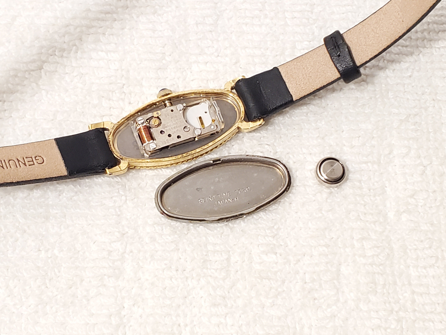 Vintage Seiko Women’s Gold Tone Watch Black Dial Six Jewels Leather Strap Petite