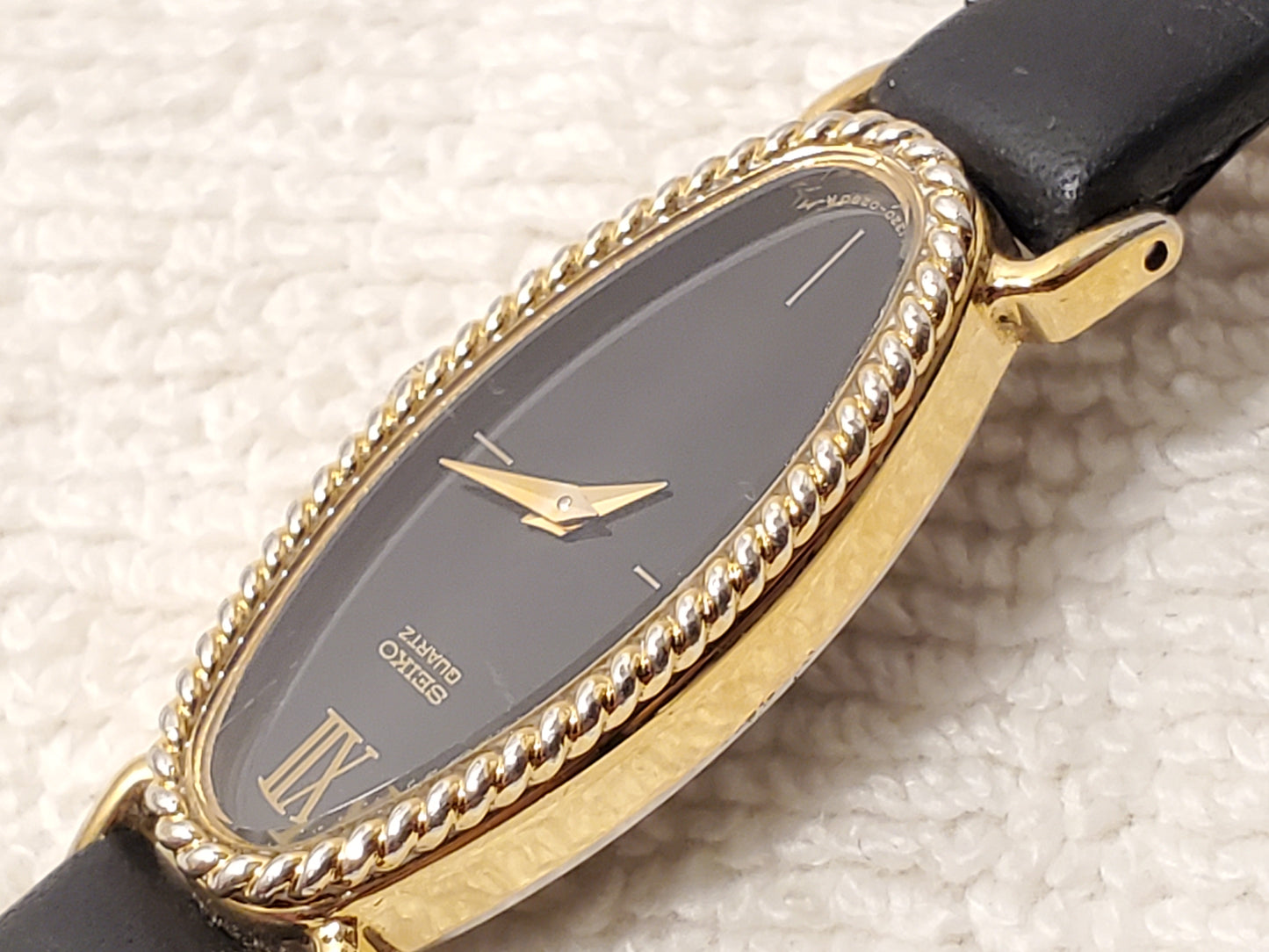 Vintage Seiko Women’s Gold Tone Watch Black Dial Six Jewels Leather Strap Petite