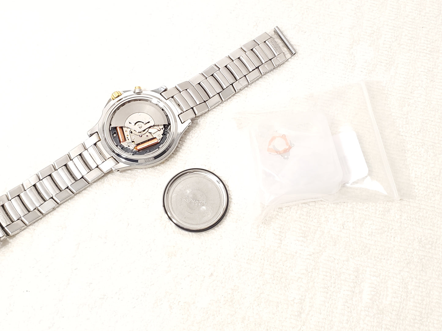 Vintage Seiko Kinetic Men's White Dial Date 5 Jewels Watch Gold Tone WR 100M SS