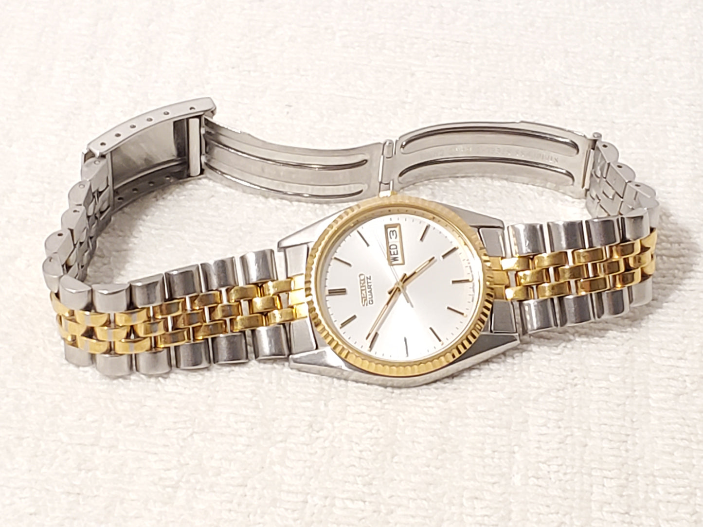 Vintage Seiko Men's Gold Tone Presidential Day Date Watch Silver Dial 1 Jewel SS