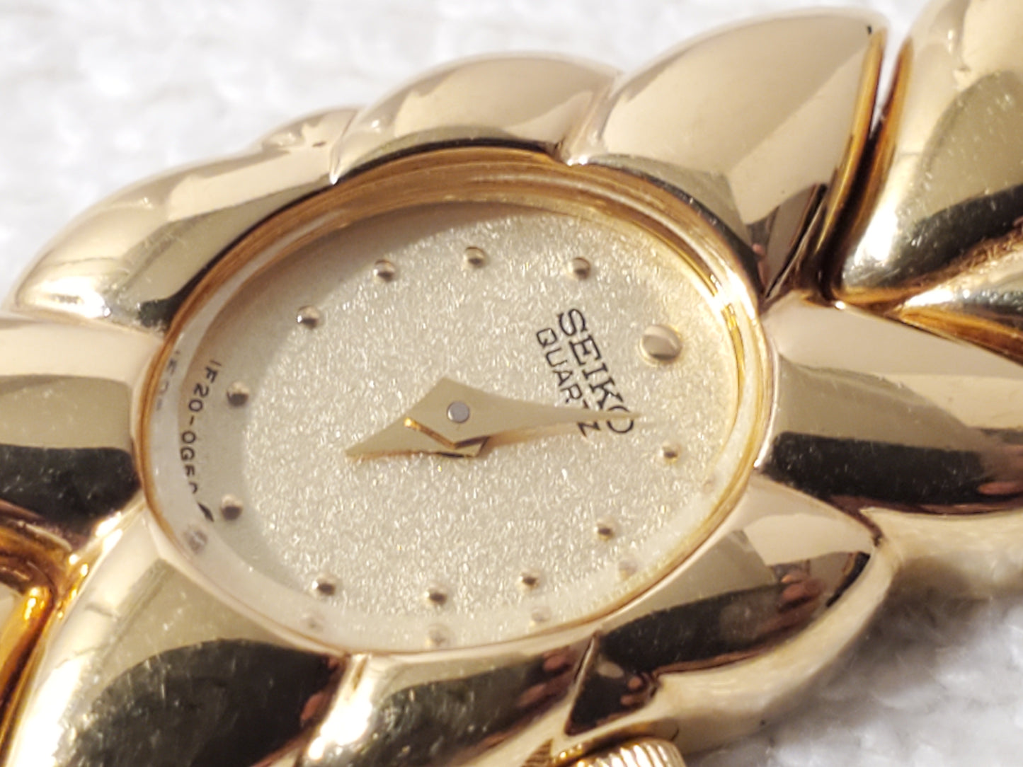 Vintage 1990's Seiko Women's Gold Tone Quartz Watch Leafy Bracelet Base Metal SS