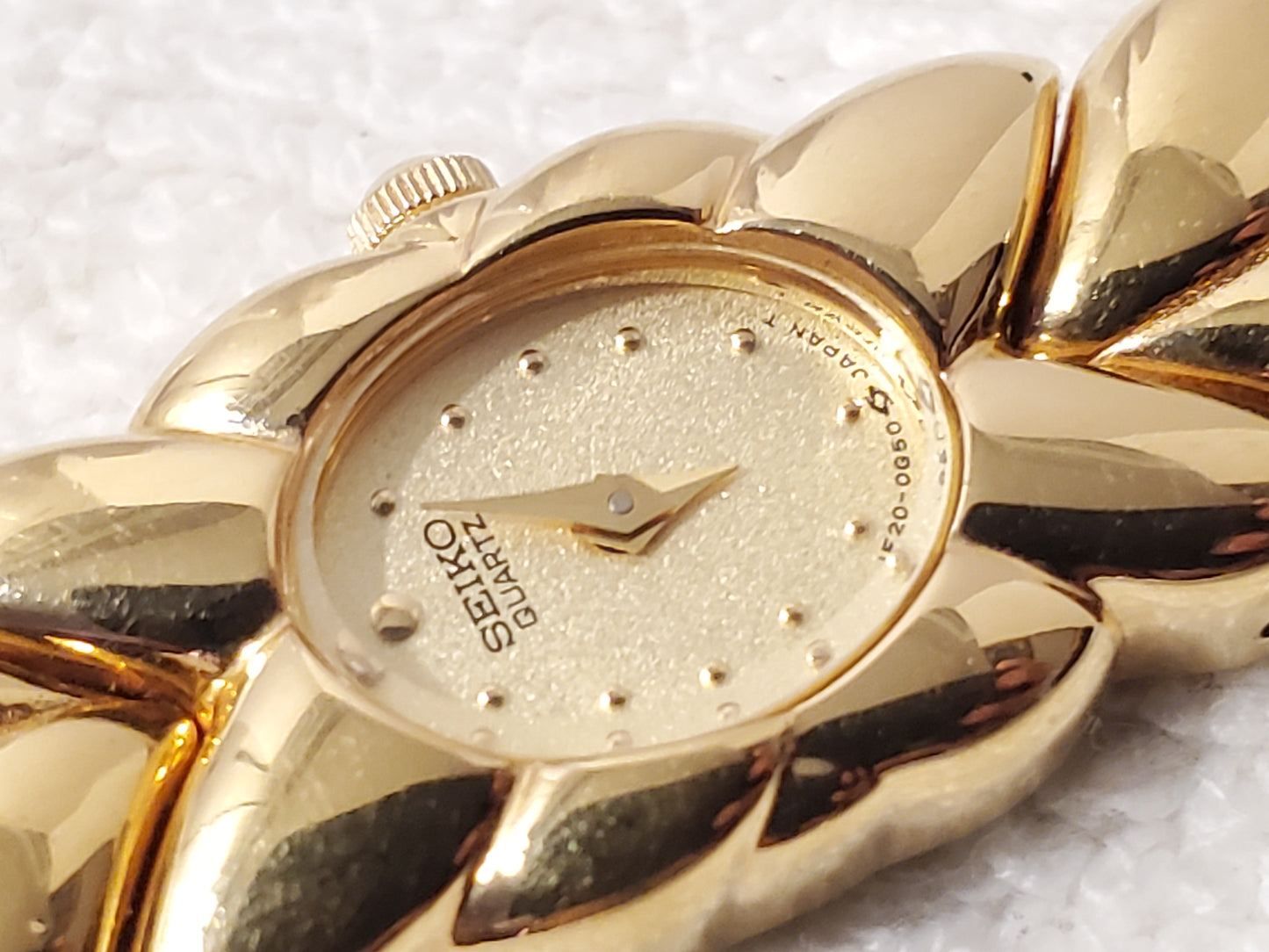 Vintage 1990's Seiko Women's Gold Tone Quartz Watch Leafy Bracelet Base Metal SS