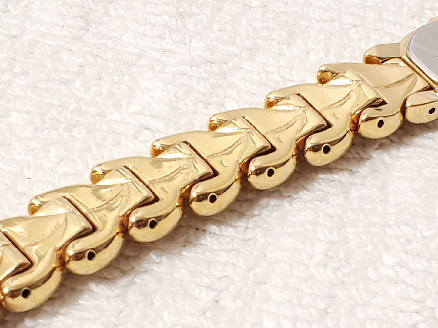 Vintage 1990's Seiko Women's Gold Tone Quartz Watch Leafy Bracelet Base Metal SS