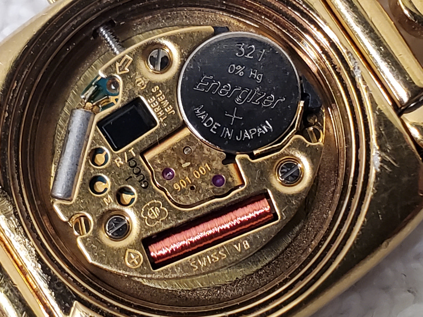 Vintage Gucci Swiss Made 6300L Women's Gold Plated Watch Three Jewels Black Dial