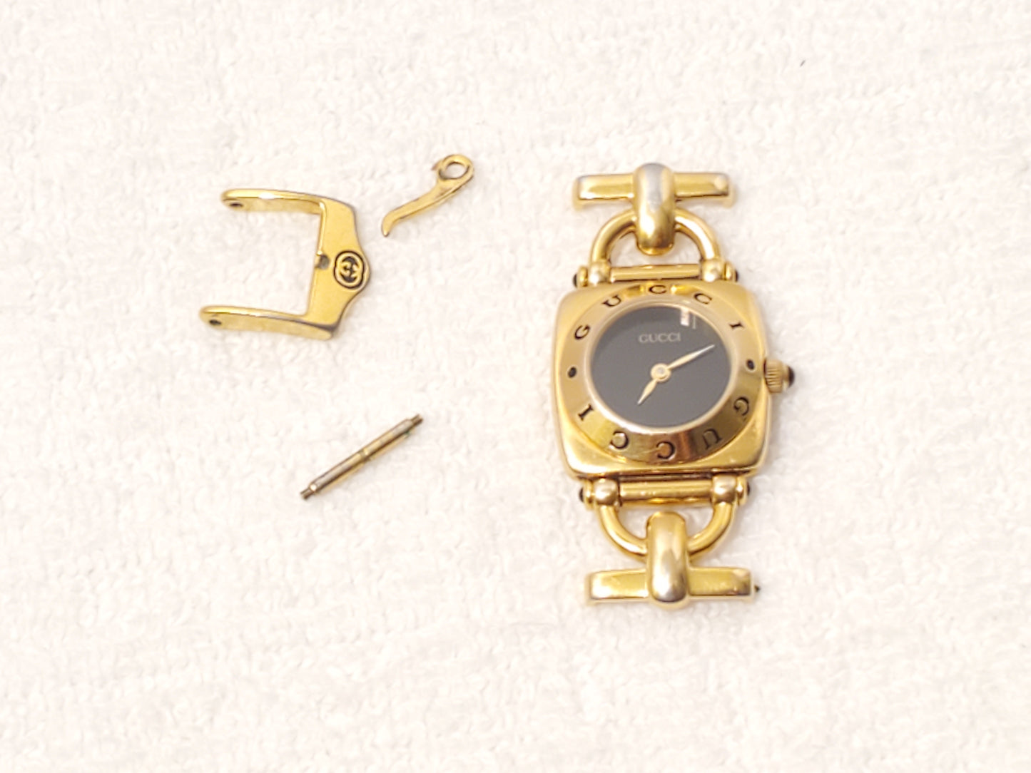 Vintage Gucci Swiss Made 6300L Women's Gold Plated Watch Three Jewels Black Dial
