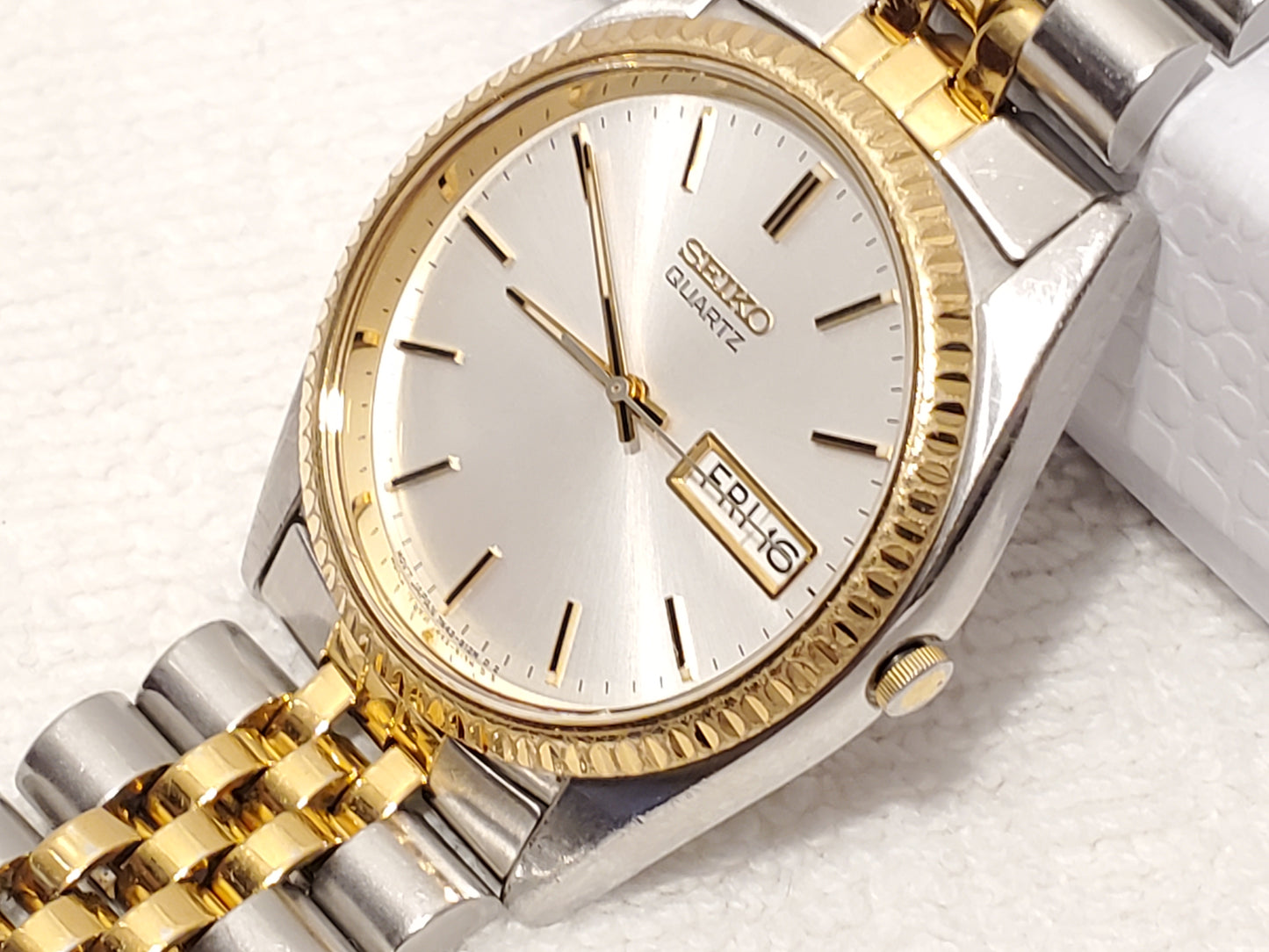 Vintage Seiko Men's Day Date Quartz Watch Stainless Steel Gold Tone One Jewel