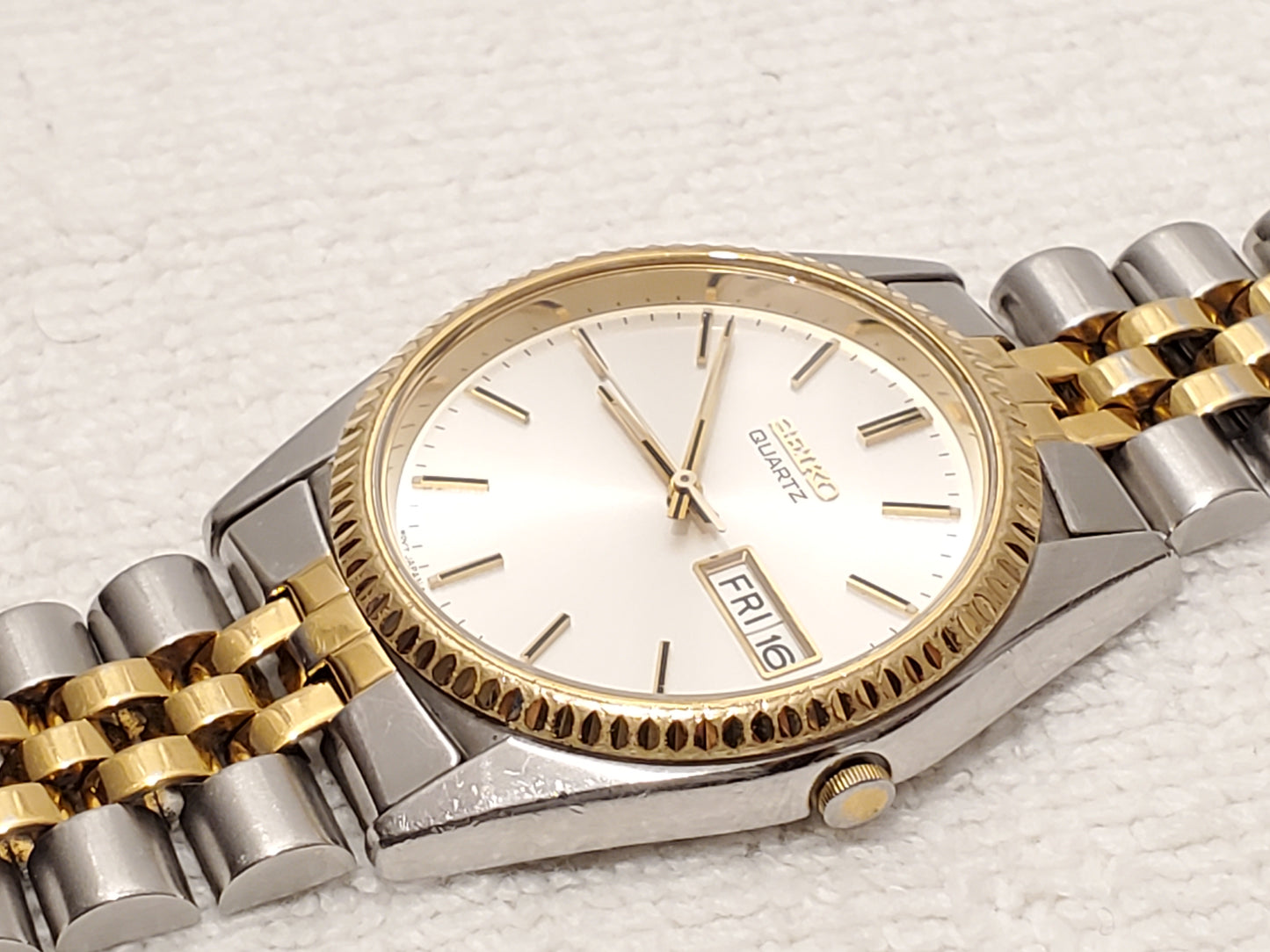 Vintage Seiko Men's Day Date Quartz Watch Stainless Steel Gold Tone One Jewel