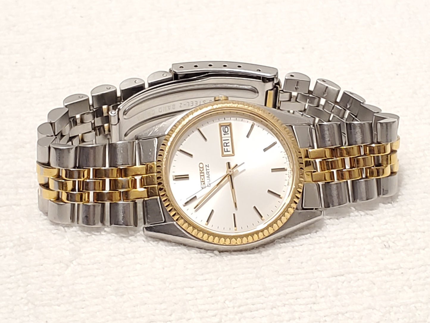 Vintage Seiko Men's Day Date Quartz Watch Stainless Steel Gold Tone One Jewel