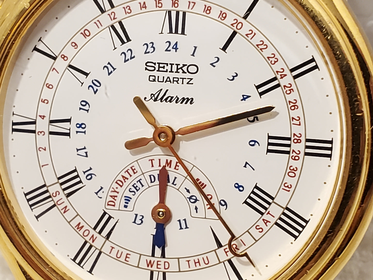 Vintage Seiko Men's Gold Tone Quartz Watch Day Date Alarm Dual Time