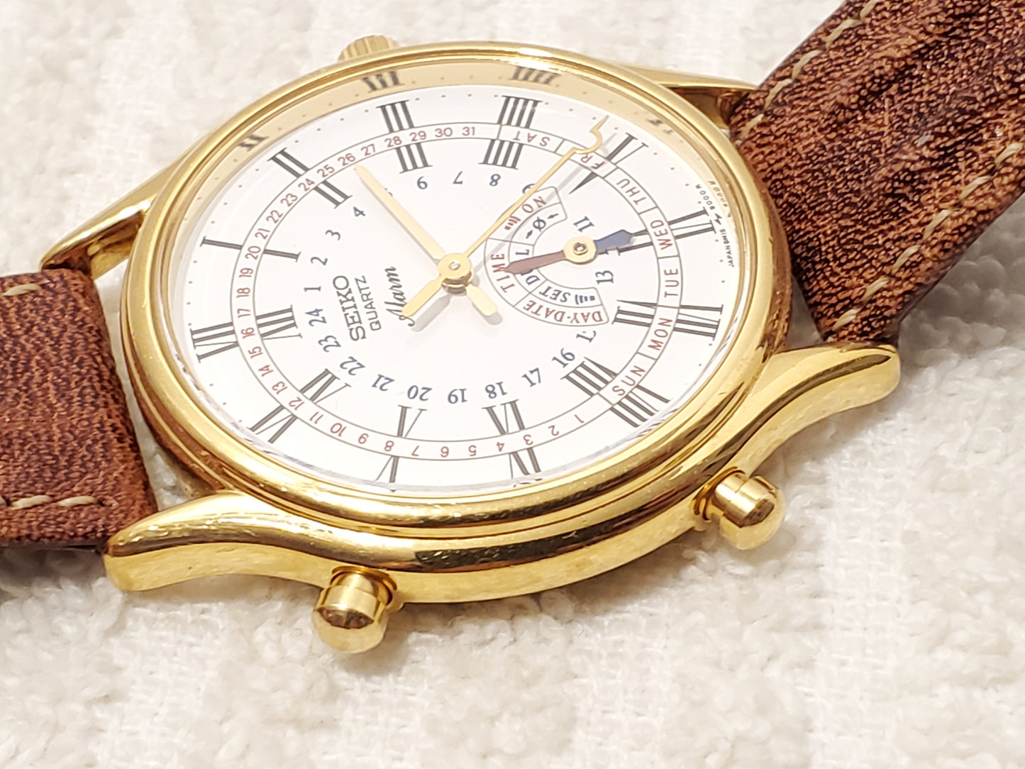 Vintage Seiko Men's Gold Tone Quartz Watch Day Date Alarm Dual Time