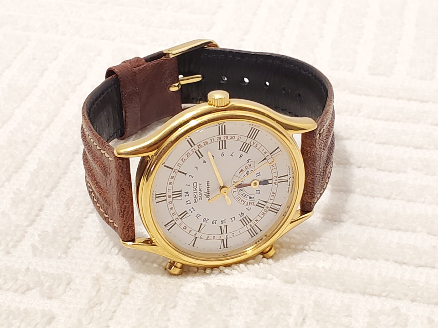 Vintage Seiko Men's Gold Tone Quartz Watch Day Date Alarm Dual Time