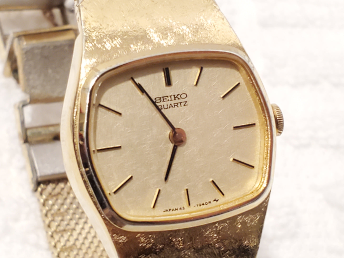Vintage Seiko Women's Quartz Watch Gold Tone Two Jewels Base Metal Safety Chain