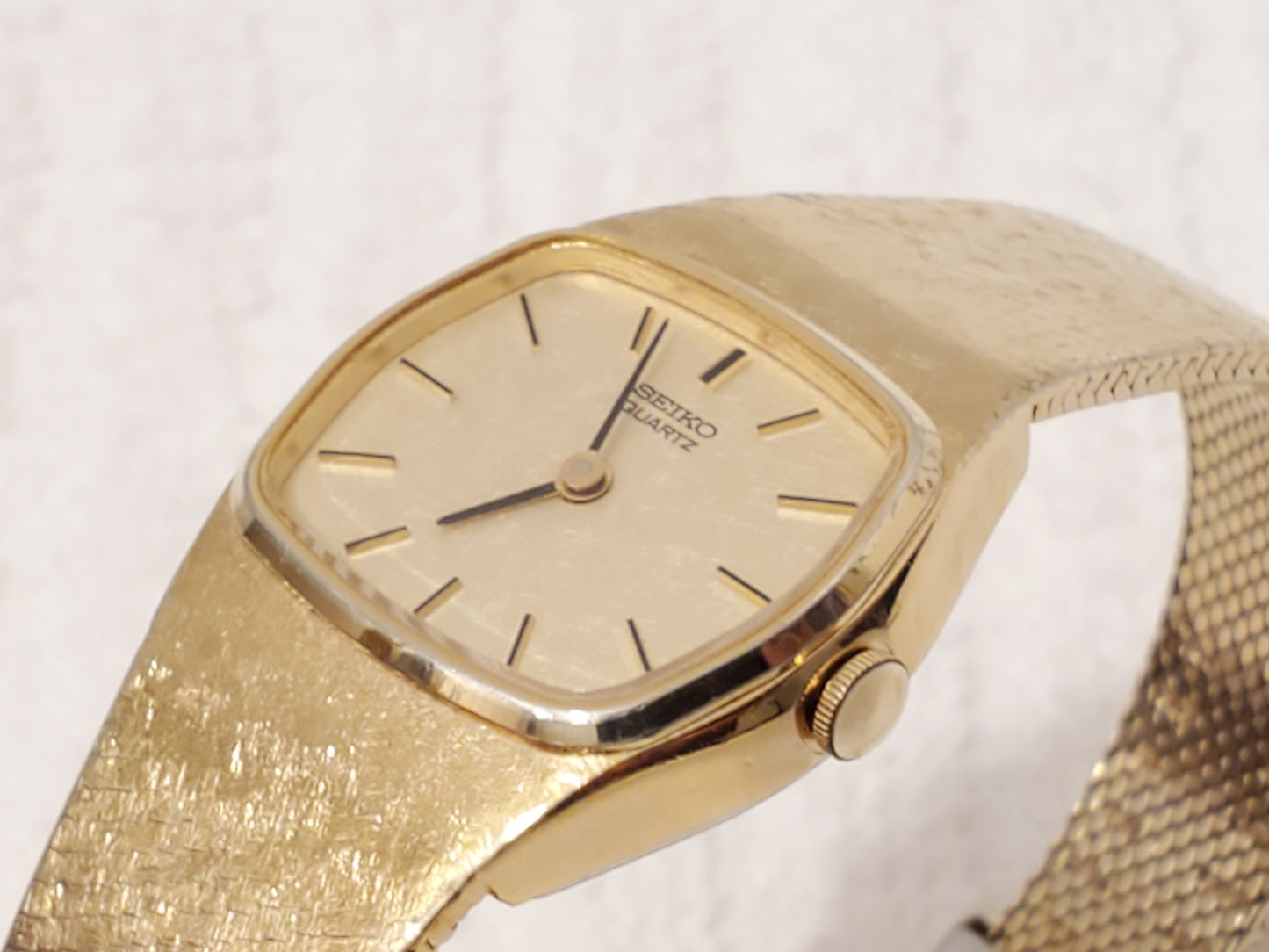 Vintage Seiko Women's Quartz Watch Gold Tone Two Jewels Base Metal Safety Chain