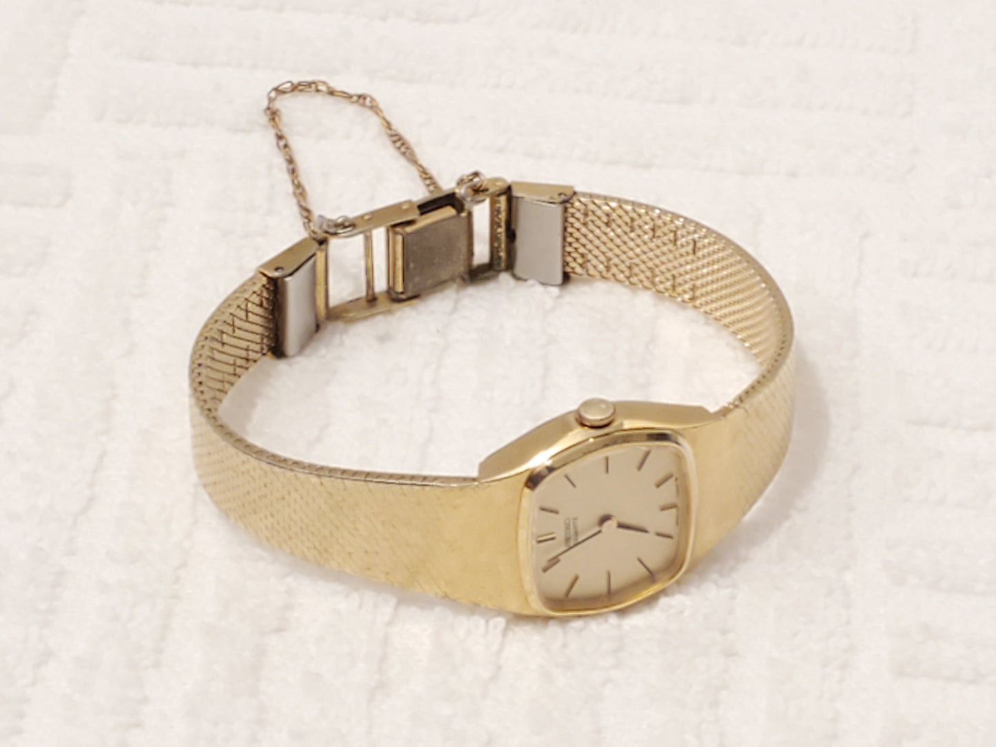 Vintage Seiko Women's Quartz Watch Gold Tone Two Jewels Base Metal Safety Chain