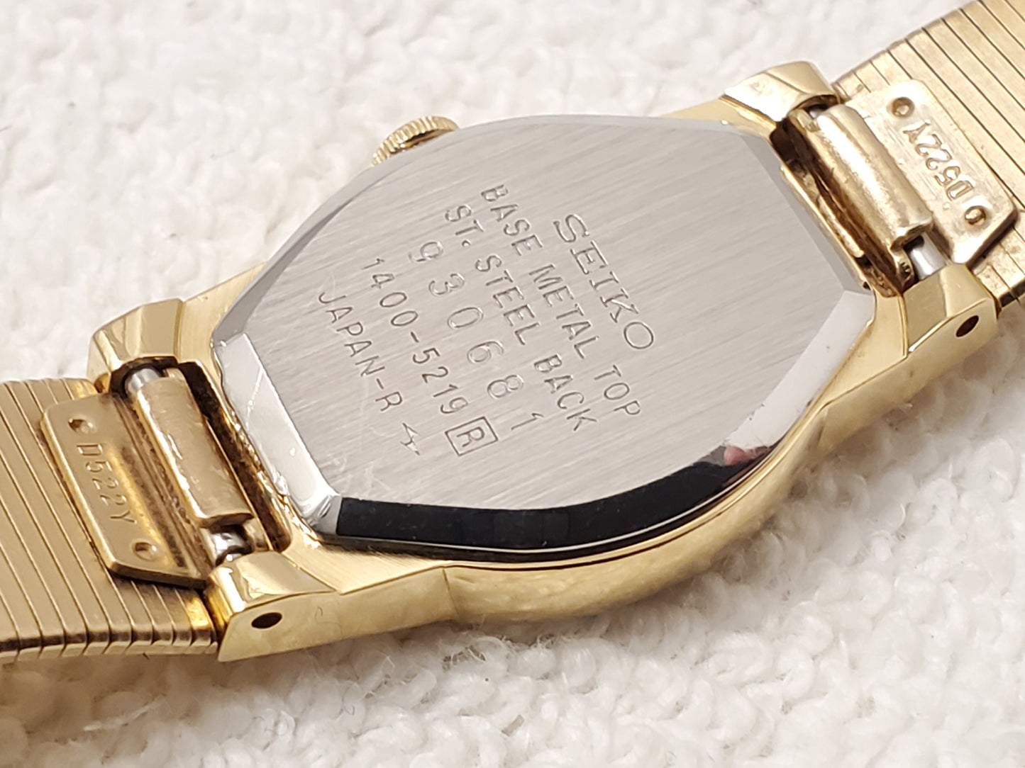 Vintage Seiko Women's Petite Gold Plated Quartz Watch Six Jewels Stainless Steel